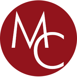 Logo der Webseite: Ein weinroter Kreis mit weißen Buchstaben MC. Die Buchstaben sind schräg versetzt und das C überlappt den rechten Teil vom M