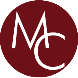 Logo der Webseite: Ein weinroter Kreis mit weißen Buchstaben MC. Die Buchstaben sind schräg versetzt und das C überlappt den rechten Teil vom M